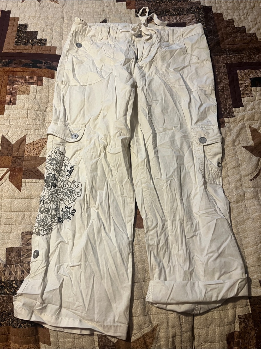 Style & Co. Cream Cargo Capris with Black Floral Print